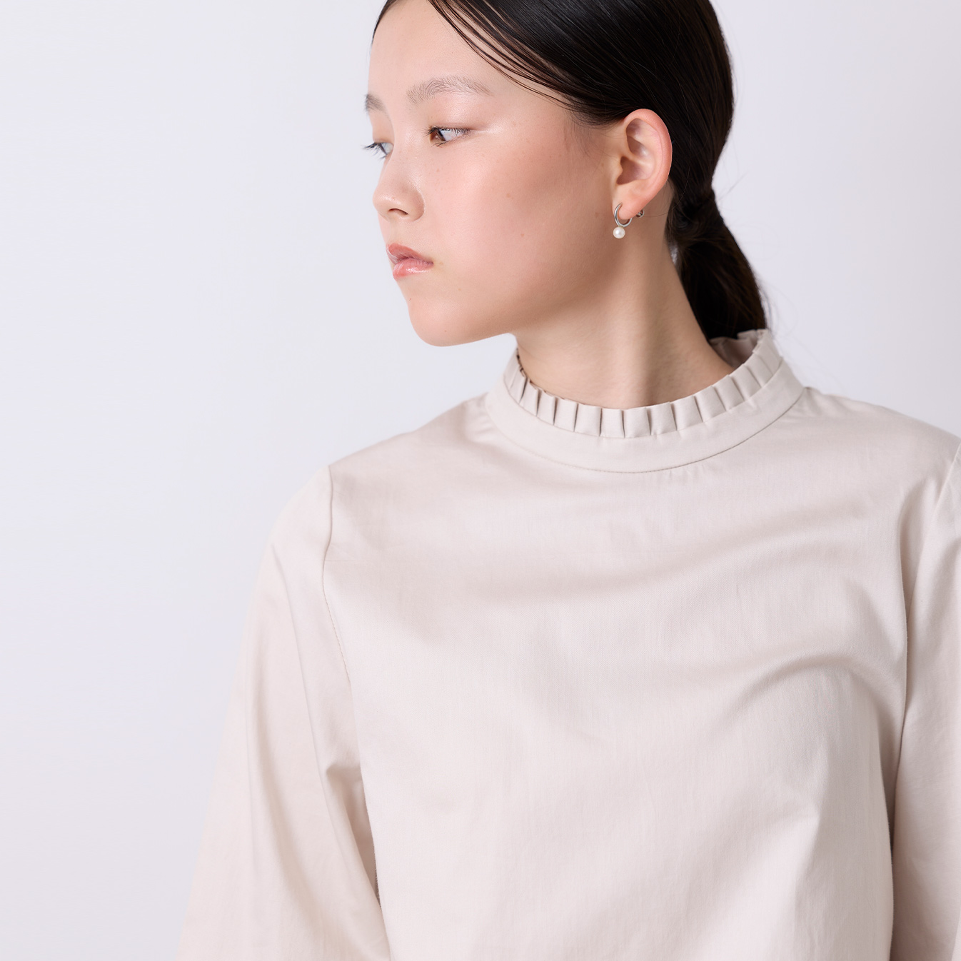 サテンシルクソフト スタンドフリルカラーブラウス